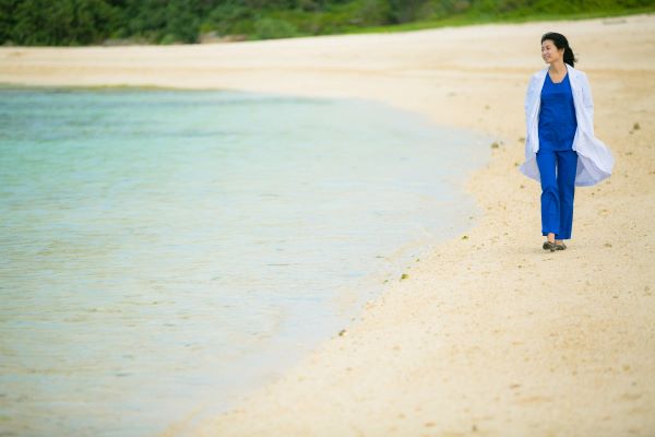 海辺を歩く中島先生のご様子。