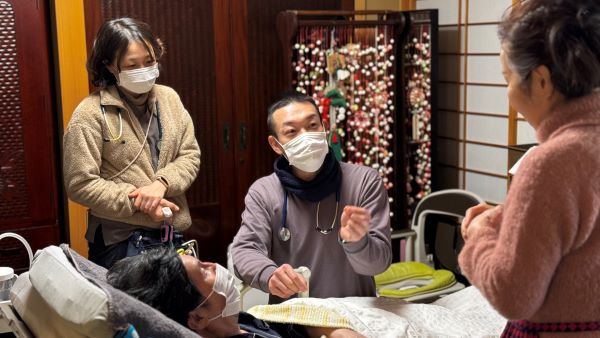 訪問診療の様子(悠翔会提供)