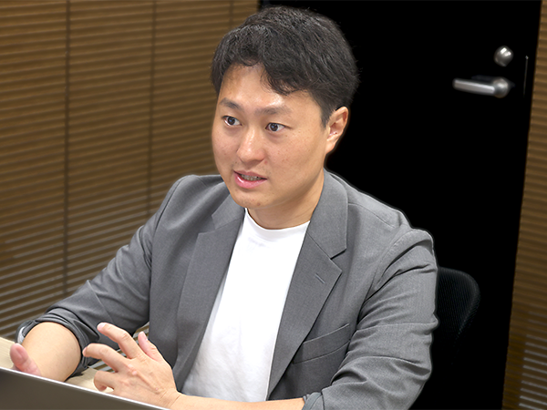 在宅医療分野での勤務経験がある医師が少ない背景について語る一般社団法人 誠創会理事長の牧賢郎医師