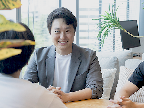 在宅医療に関わることで臨床でも生かせる視点を得られると語る牧賢郎医師