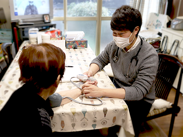 患者の居宅を訪問し、診察にあたる牧賢郎医師