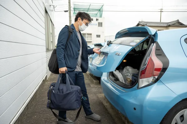 訪問診療の準備をする石黒剛院長（医療法人白青会提供）